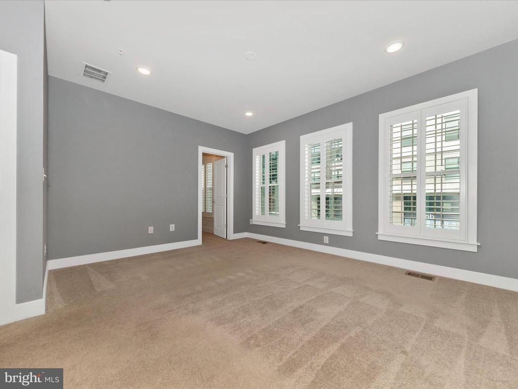 833 ROCKWELL AVENUE 833