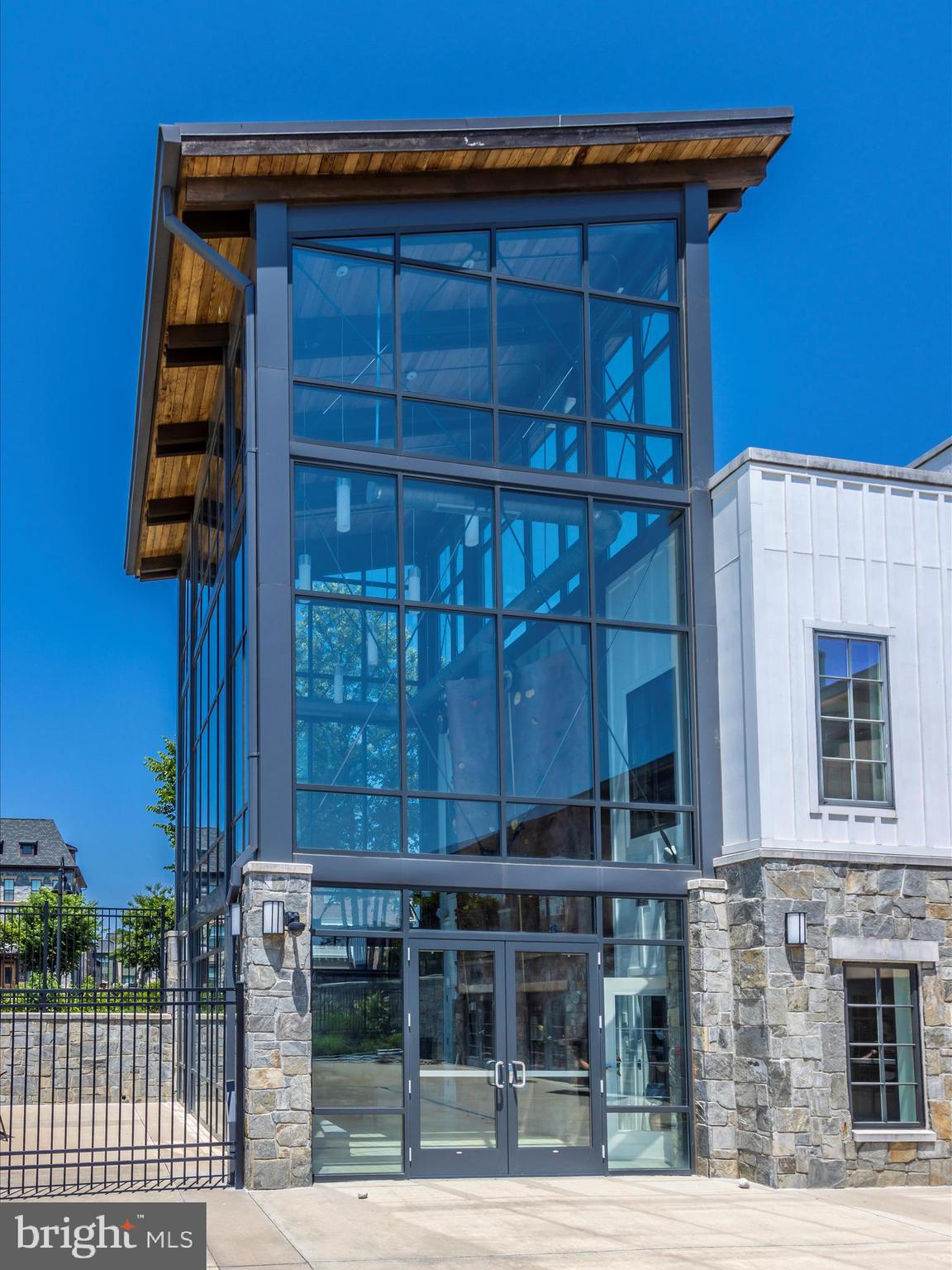 833 ROCKWELL AVENUE 833