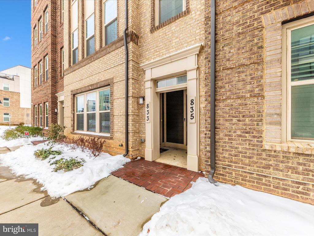 833 ROCKWELL AVENUE 833