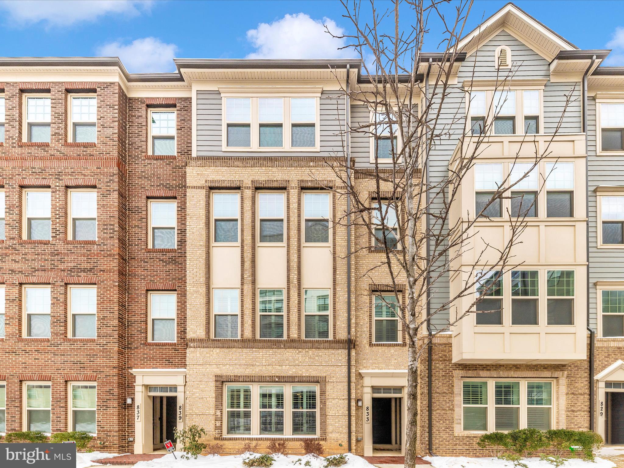 833 ROCKWELL AVENUE 833