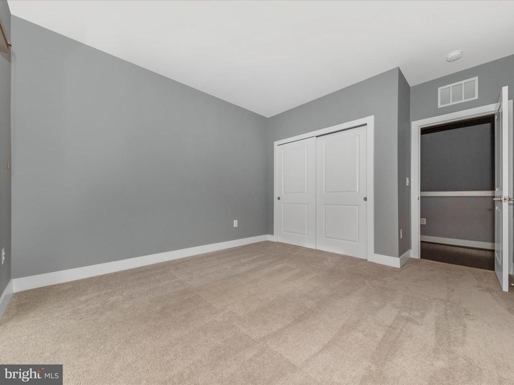 833 ROCKWELL AVENUE 833