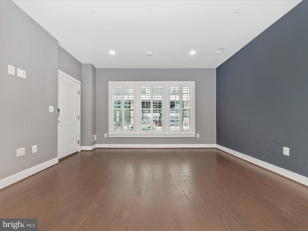 833 ROCKWELL AVENUE 833