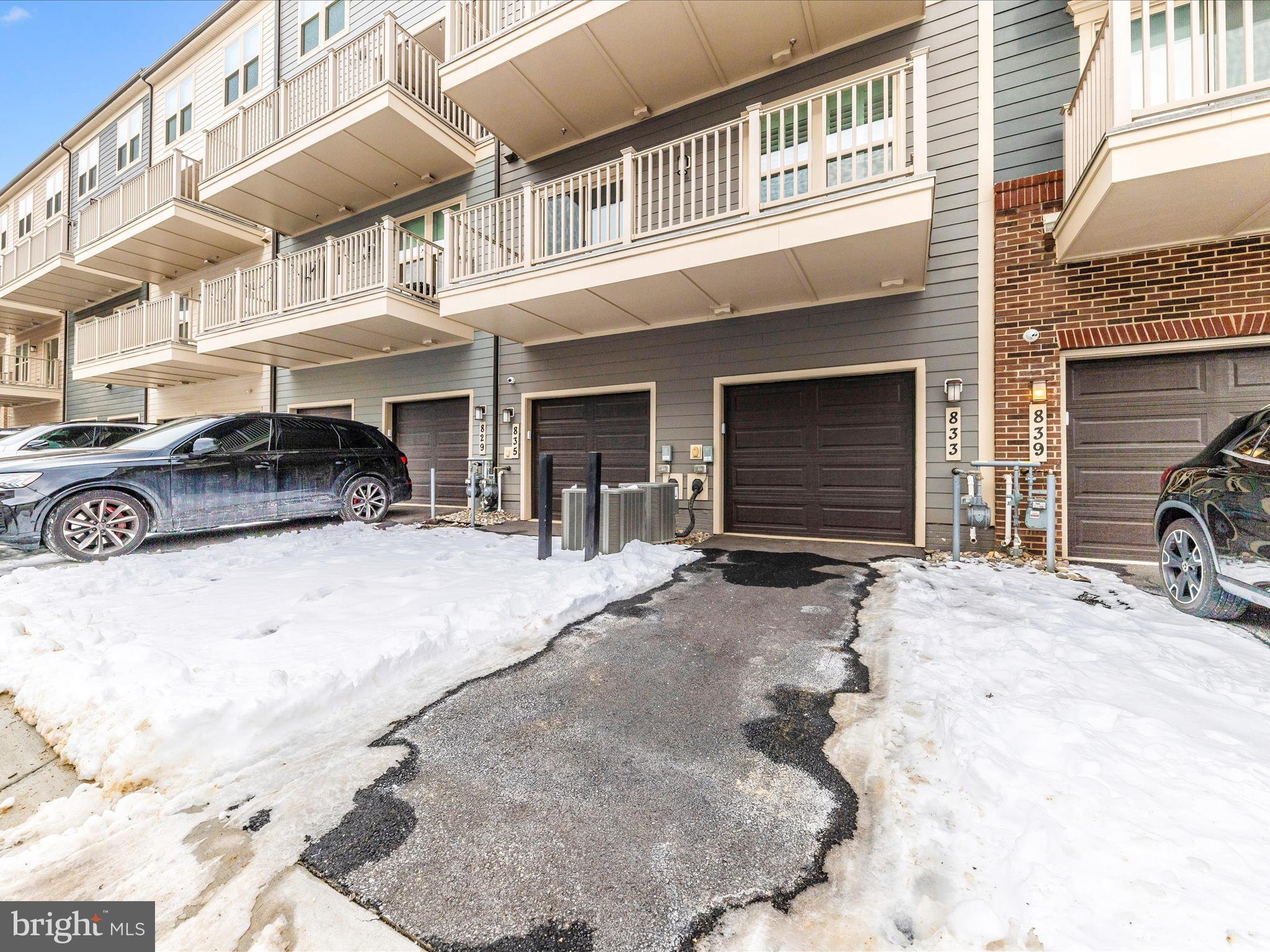 833 ROCKWELL AVENUE 833