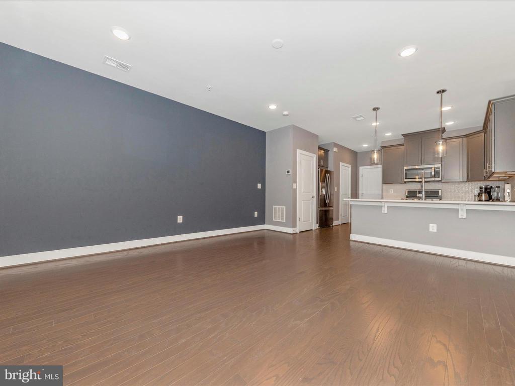 833 ROCKWELL AVENUE 833