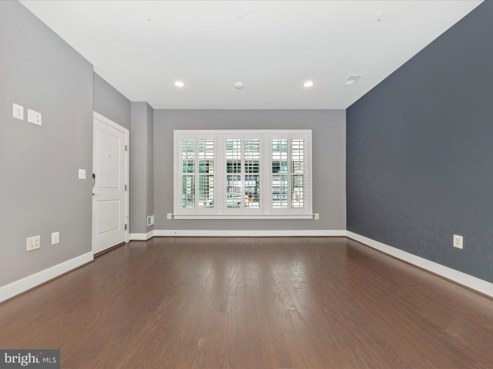 833 ROCKWELL AVENUE 833