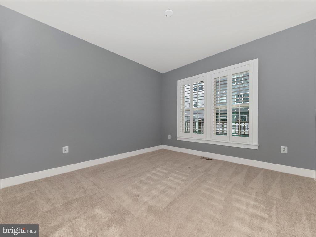 833 ROCKWELL AVENUE 833