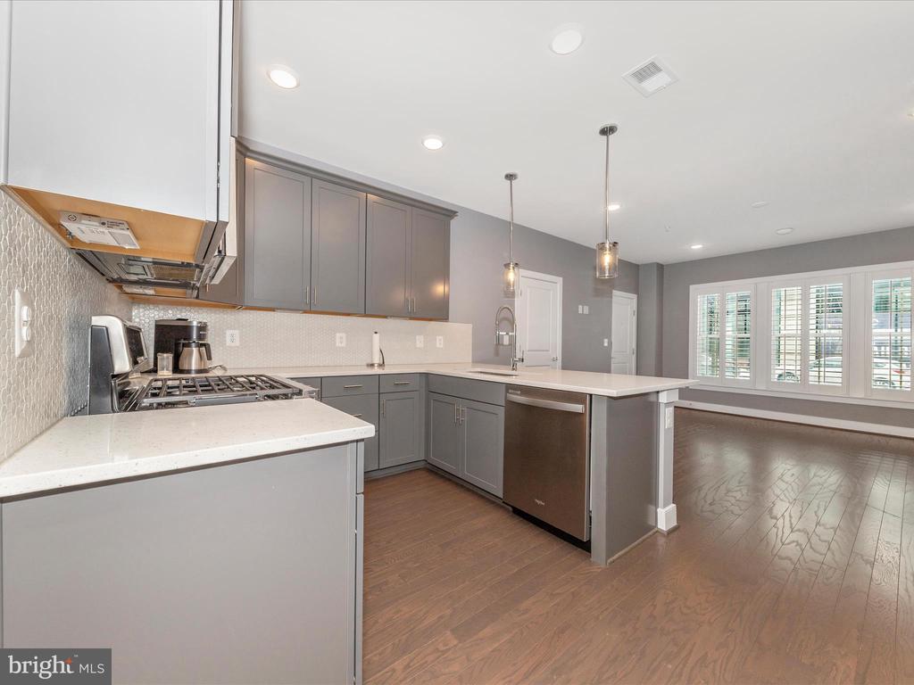 833 ROCKWELL AVENUE 833