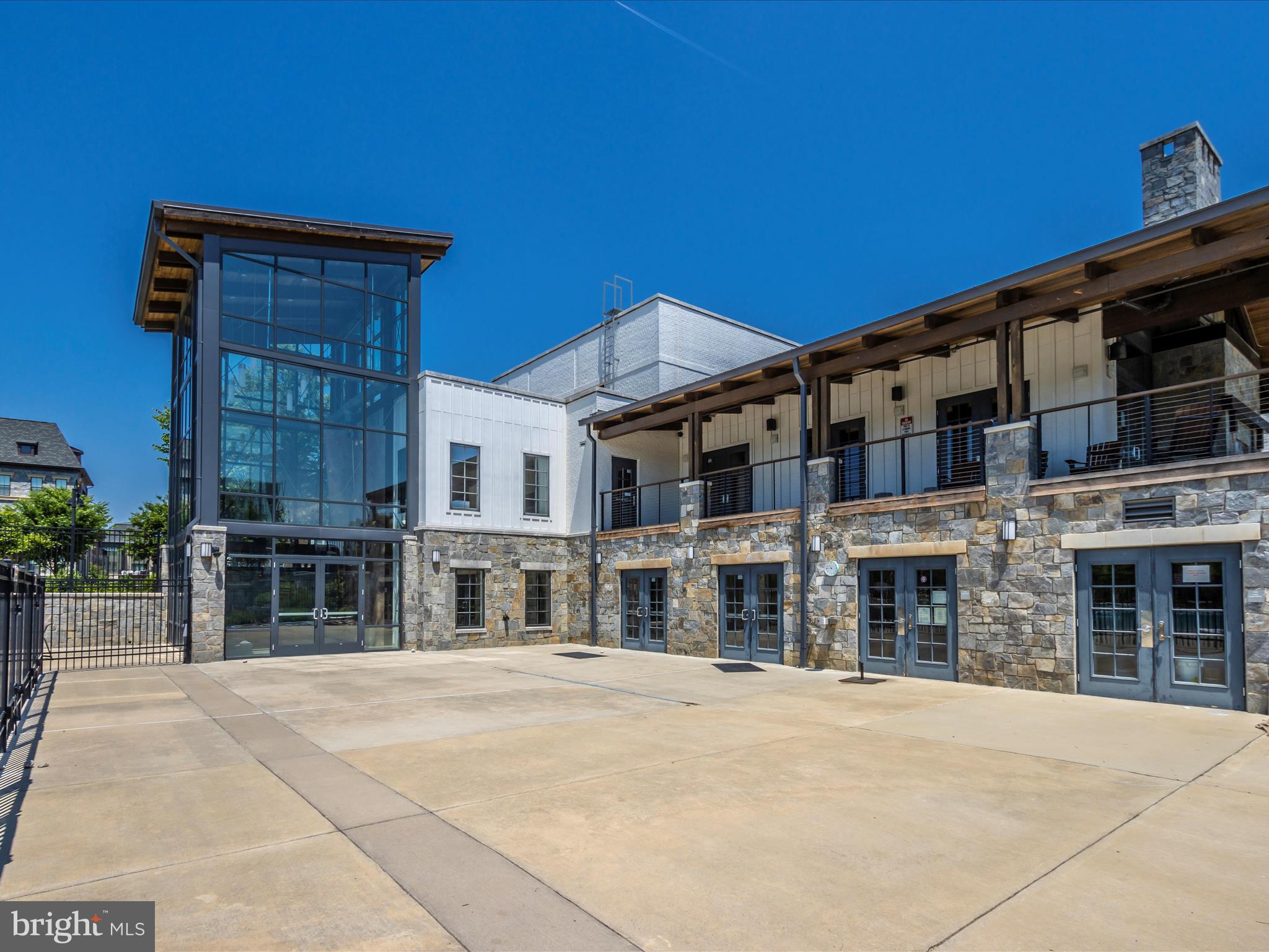 833 ROCKWELL AVENUE 833