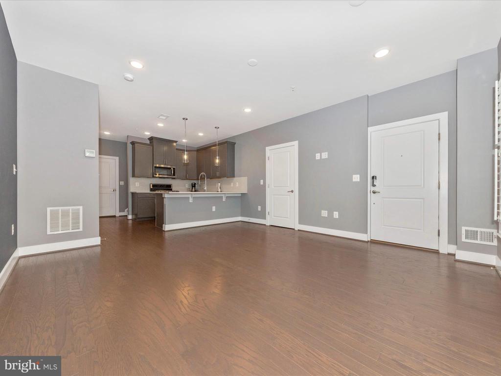 833 ROCKWELL AVENUE 833