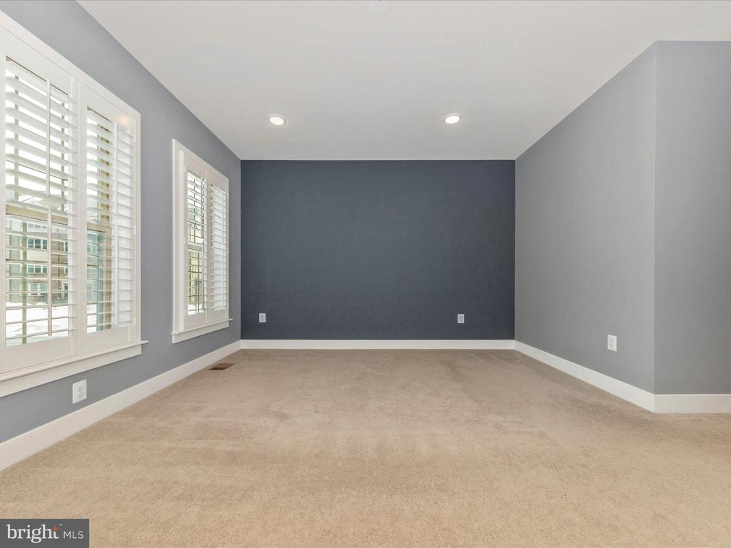833 ROCKWELL AVENUE 833