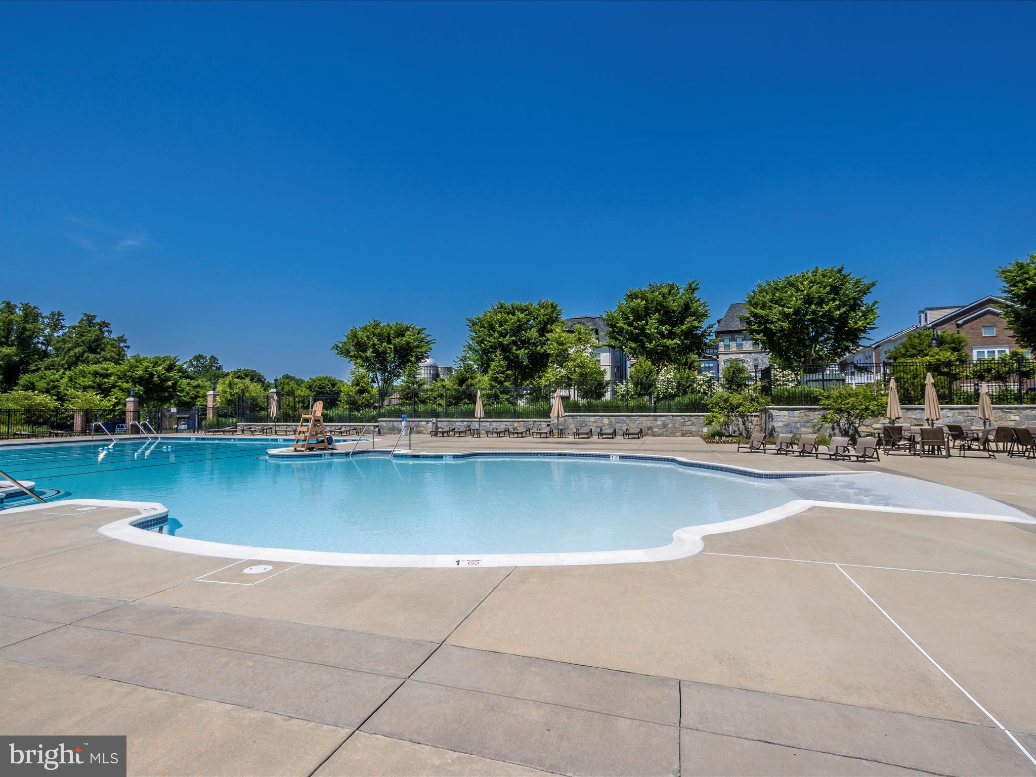 833 ROCKWELL AVENUE 833