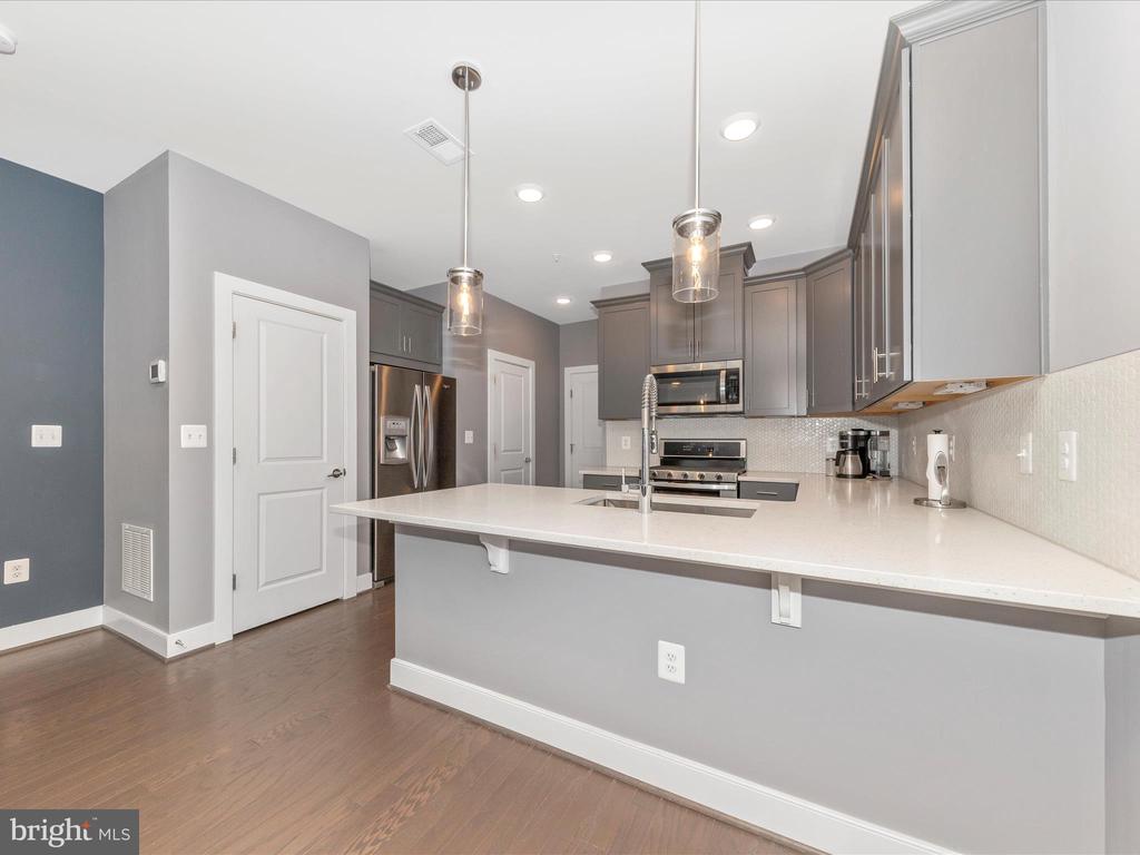 833 ROCKWELL AVENUE 833