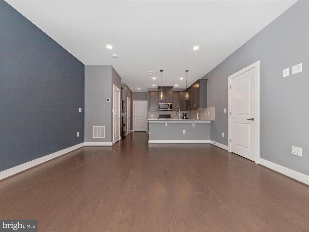 833 ROCKWELL AVENUE 833
