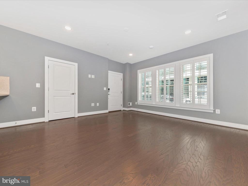 833 ROCKWELL AVENUE 833