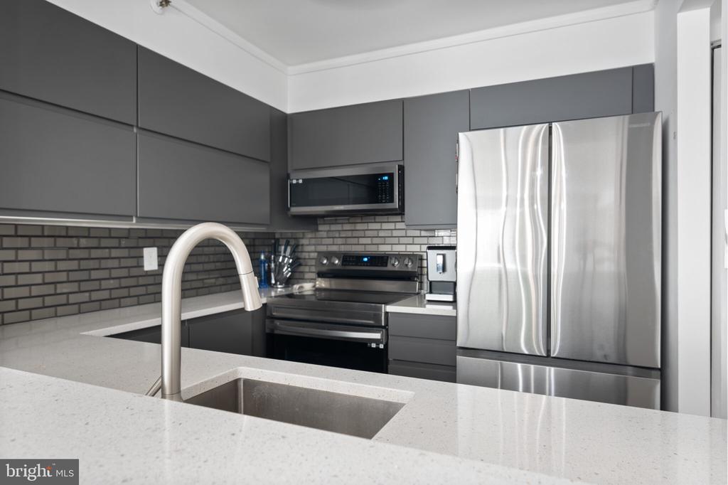 10101 GROSVENOR PLACE Unit: 301
