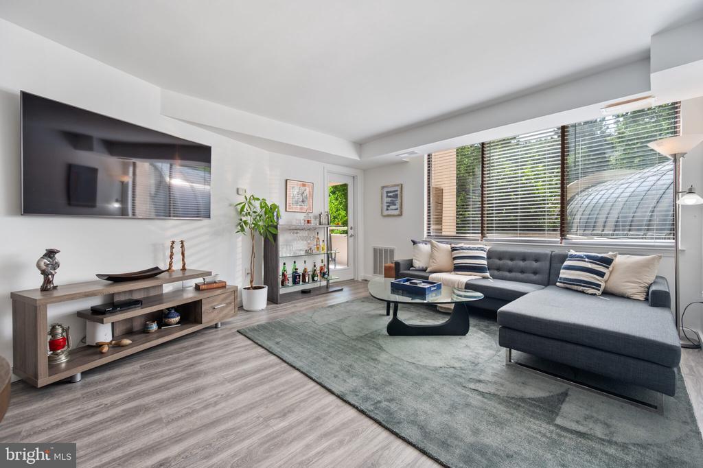 10101 GROSVENOR PLACE Unit: 301