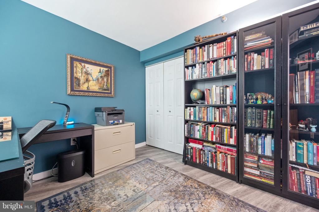 10101 GROSVENOR PLACE Unit: 301