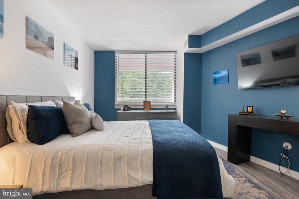 10101 GROSVENOR PLACE Unit: 301