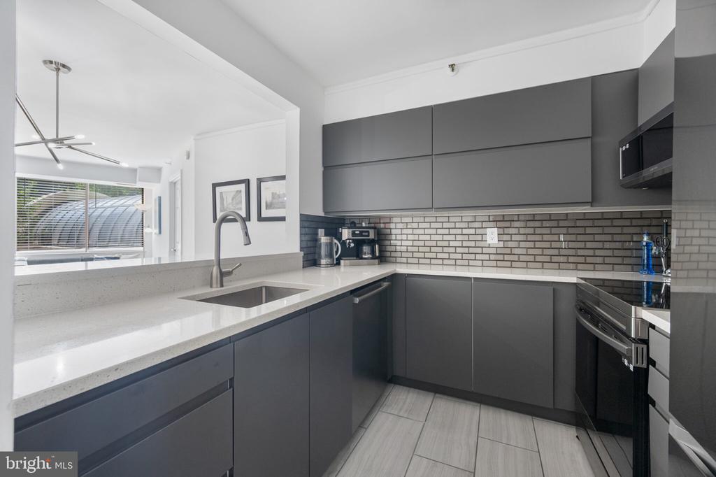 10101 GROSVENOR PLACE Unit: 301