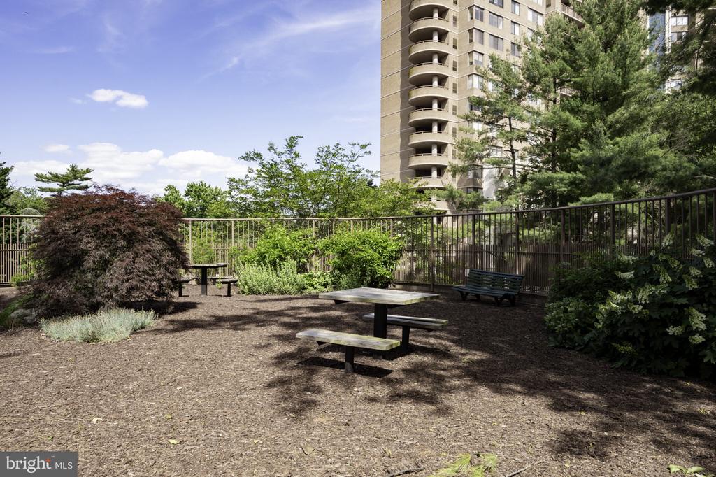 10101 GROSVENOR PLACE Unit: 301