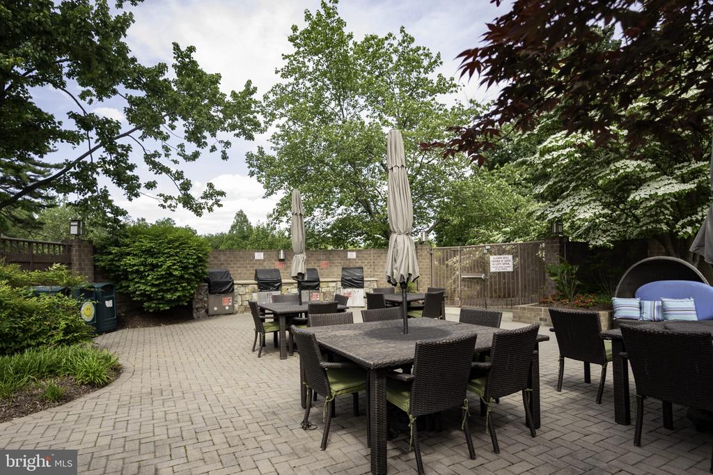 10101 GROSVENOR PLACE Unit: 301