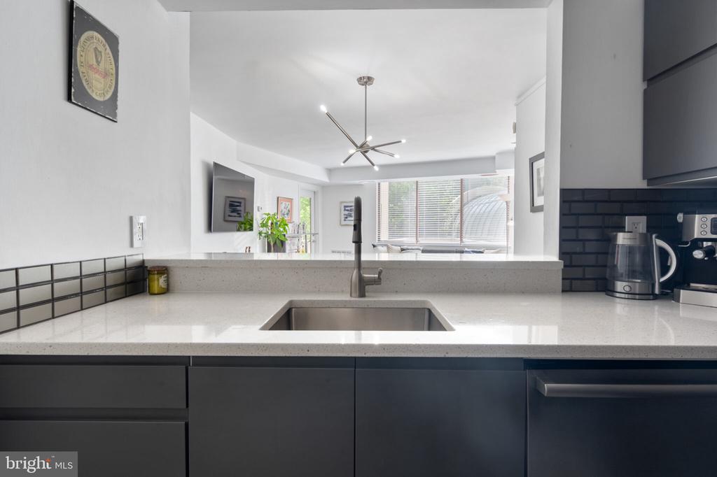 10101 GROSVENOR PLACE Unit: 301