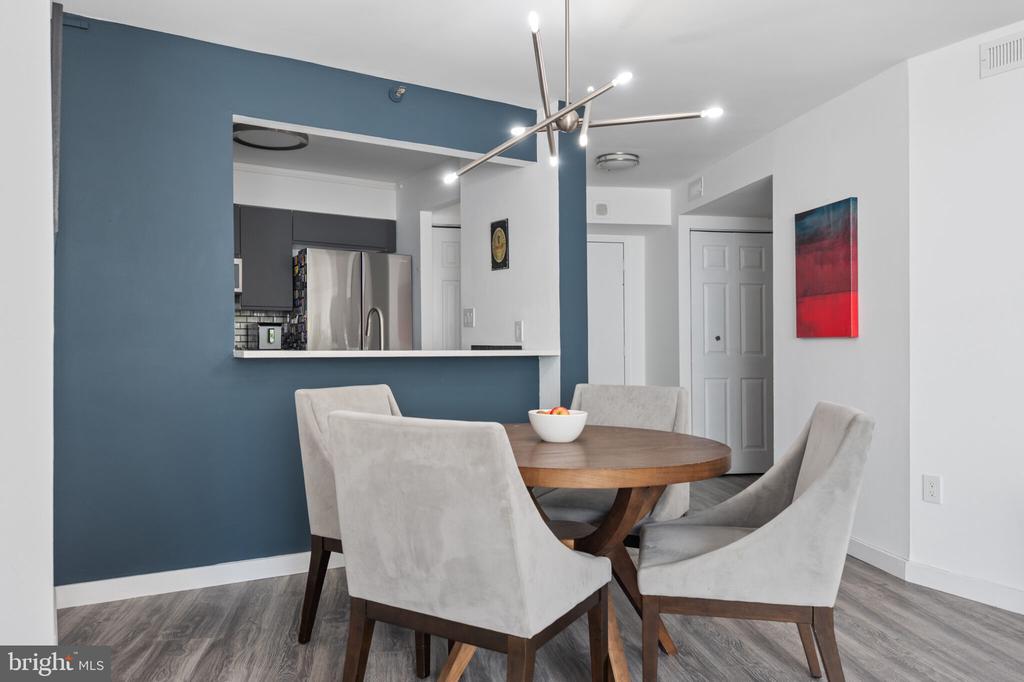10101 GROSVENOR PLACE Unit: 301