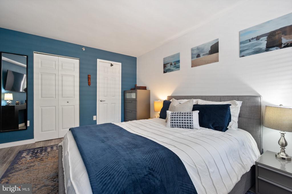 10101 GROSVENOR PLACE Unit: 301