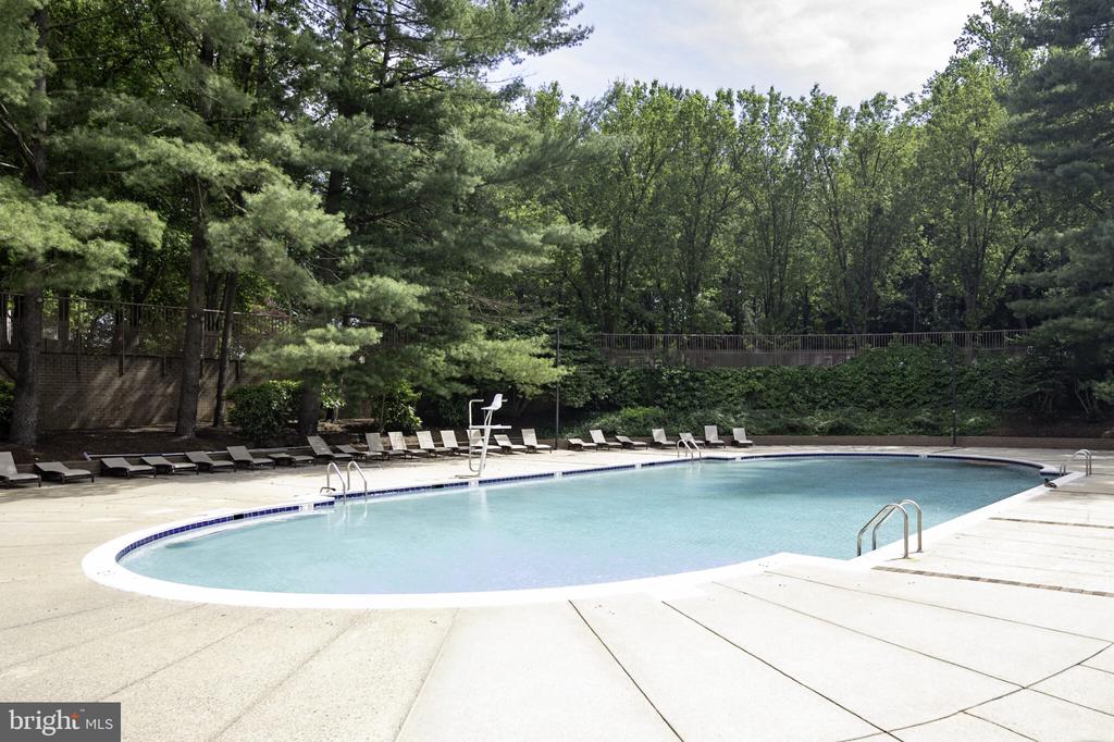 10101 GROSVENOR PLACE Unit: 301