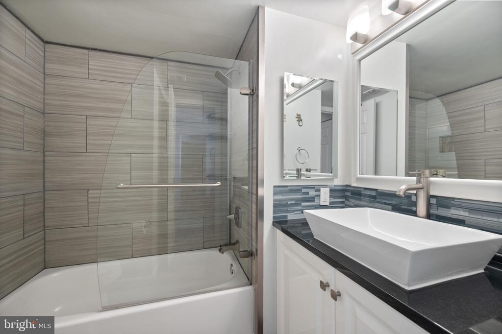 10101 GROSVENOR PLACE Unit: 301