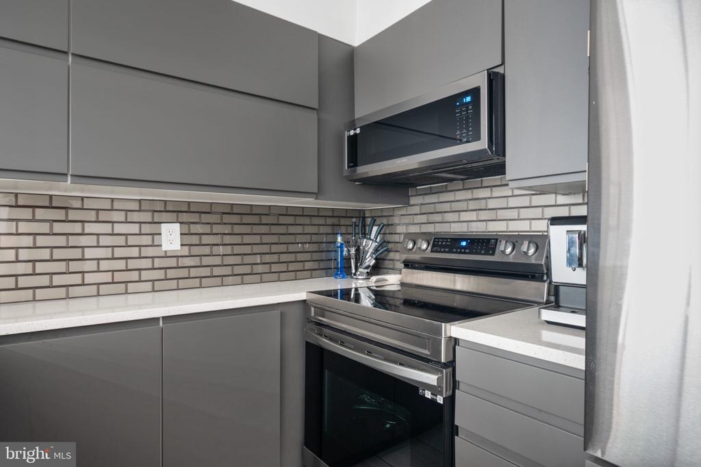 10101 GROSVENOR PLACE Unit: 301