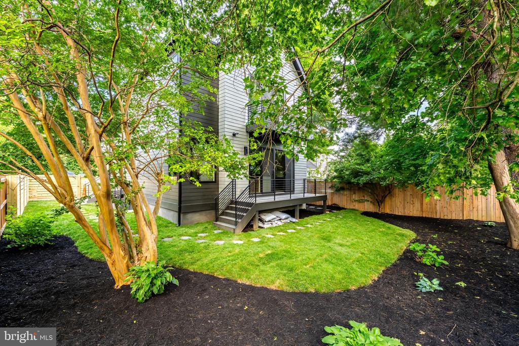 824 N EDISON STREET