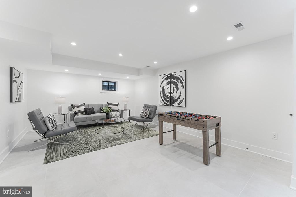 824 N EDISON STREET