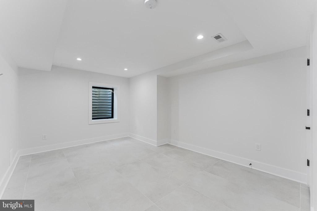 824 N EDISON STREET
