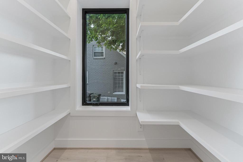 824 N EDISON STREET