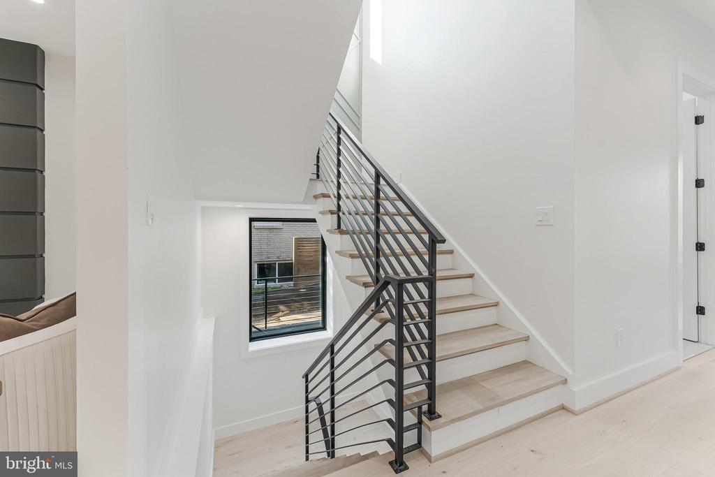 824 N EDISON STREET