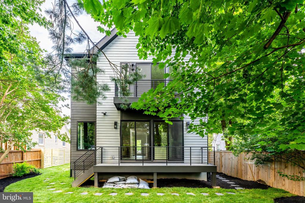 824 N EDISON STREET