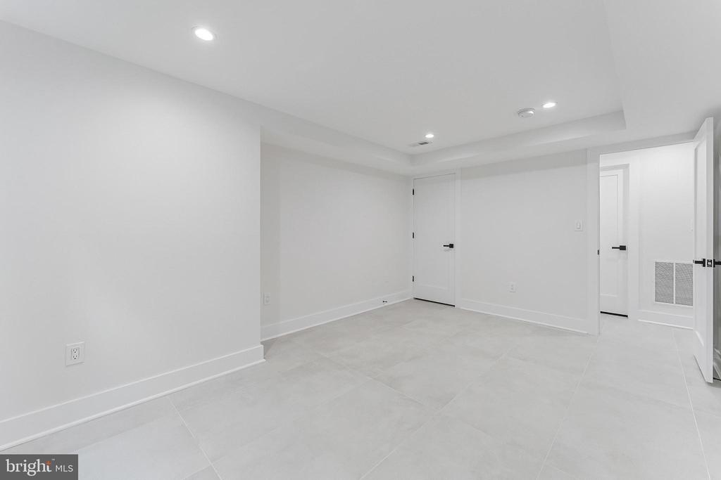 824 N EDISON STREET
