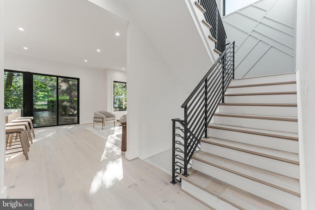 824 N EDISON STREET