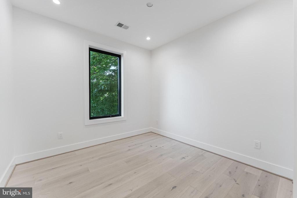 824 N EDISON STREET