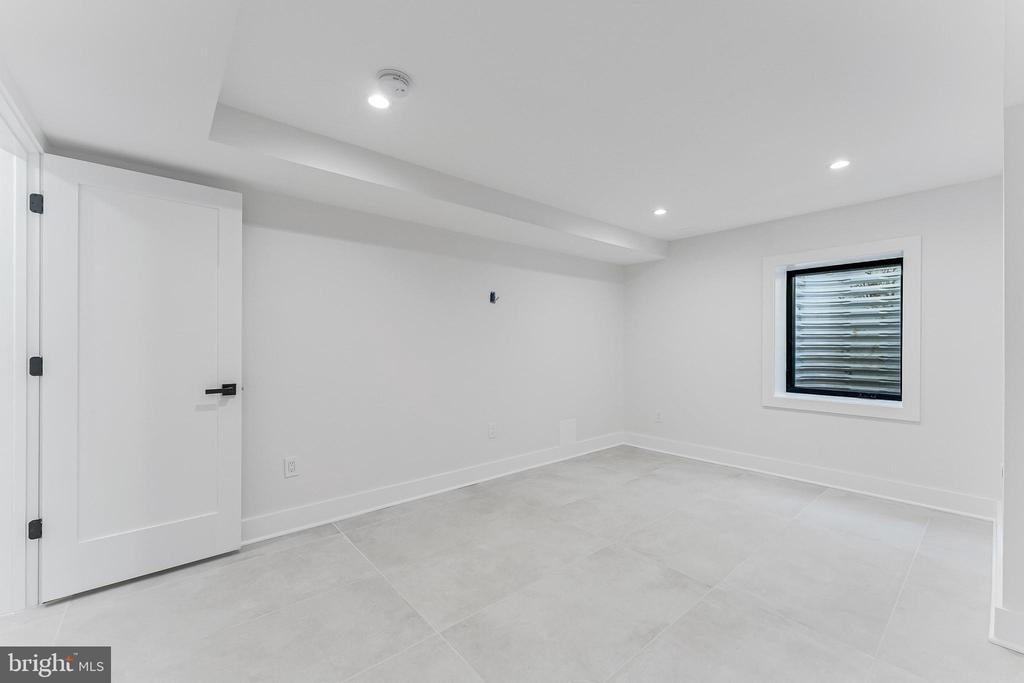 824 N EDISON STREET