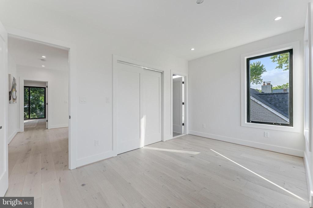 824 N EDISON STREET