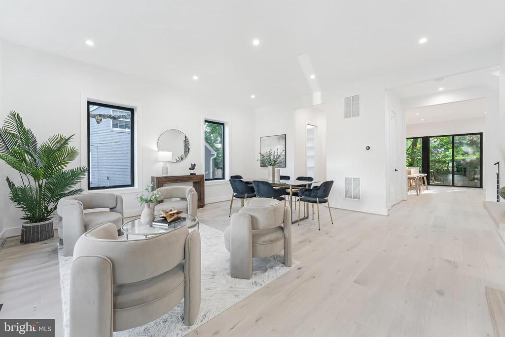 824 N EDISON STREET