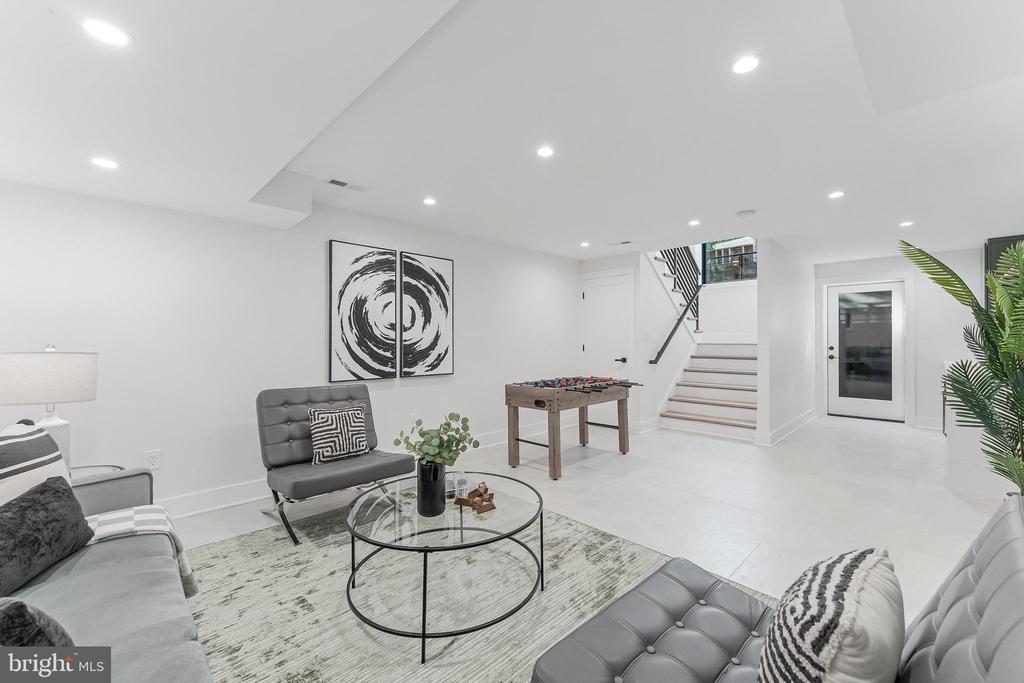 824 N EDISON STREET