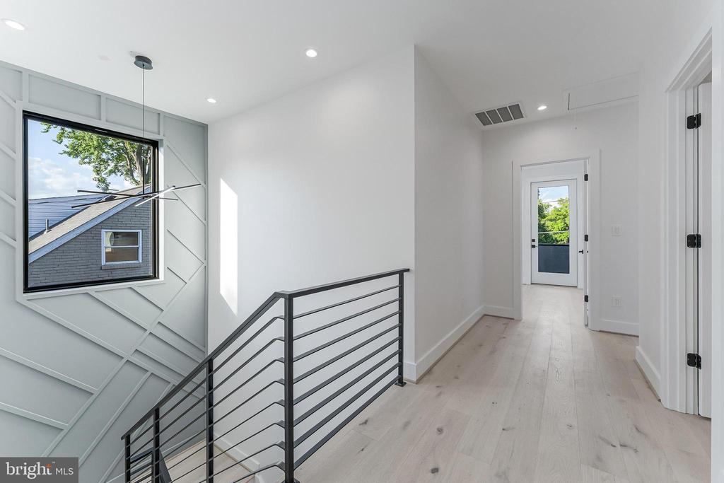 824 N EDISON STREET