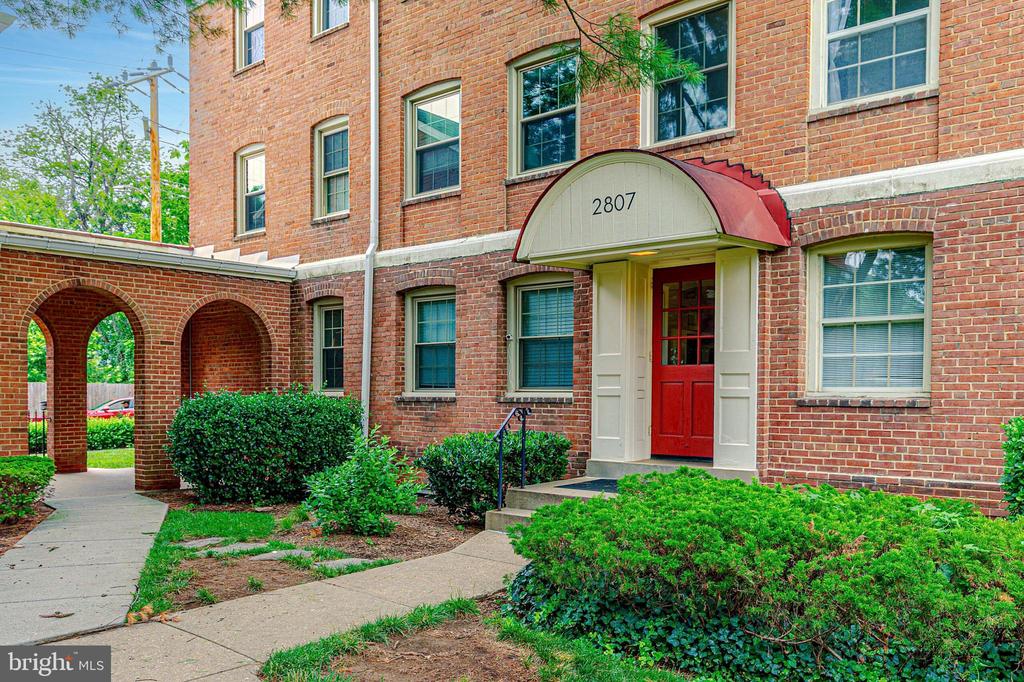 2807 ARLINGTON BOULEVARD 301