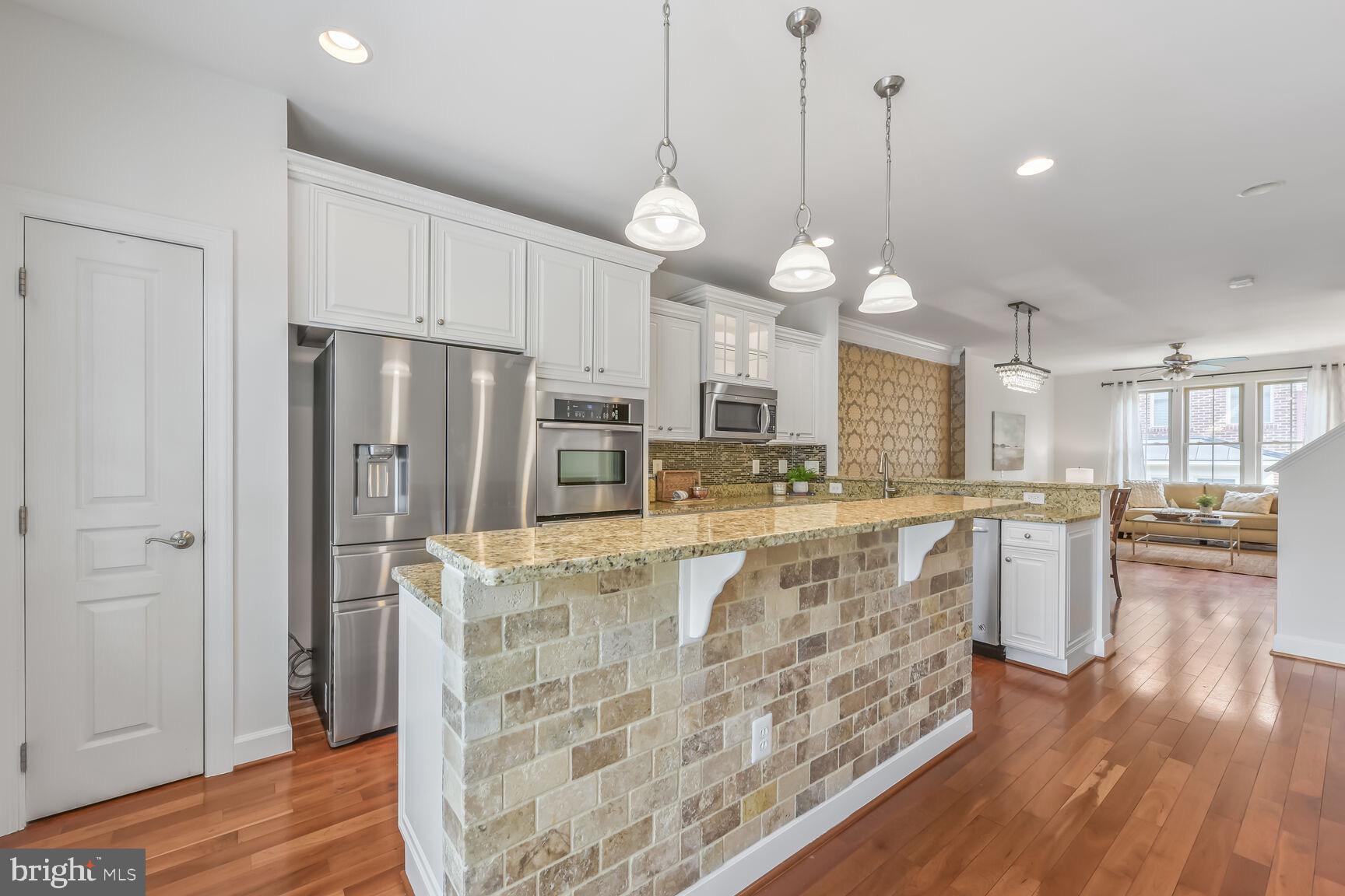 2541 S KENMORE COURT