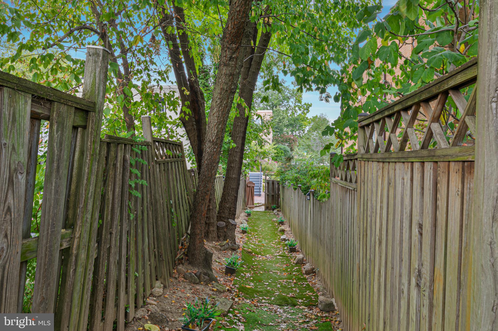 1340 N LYNNBROOK DRIVE