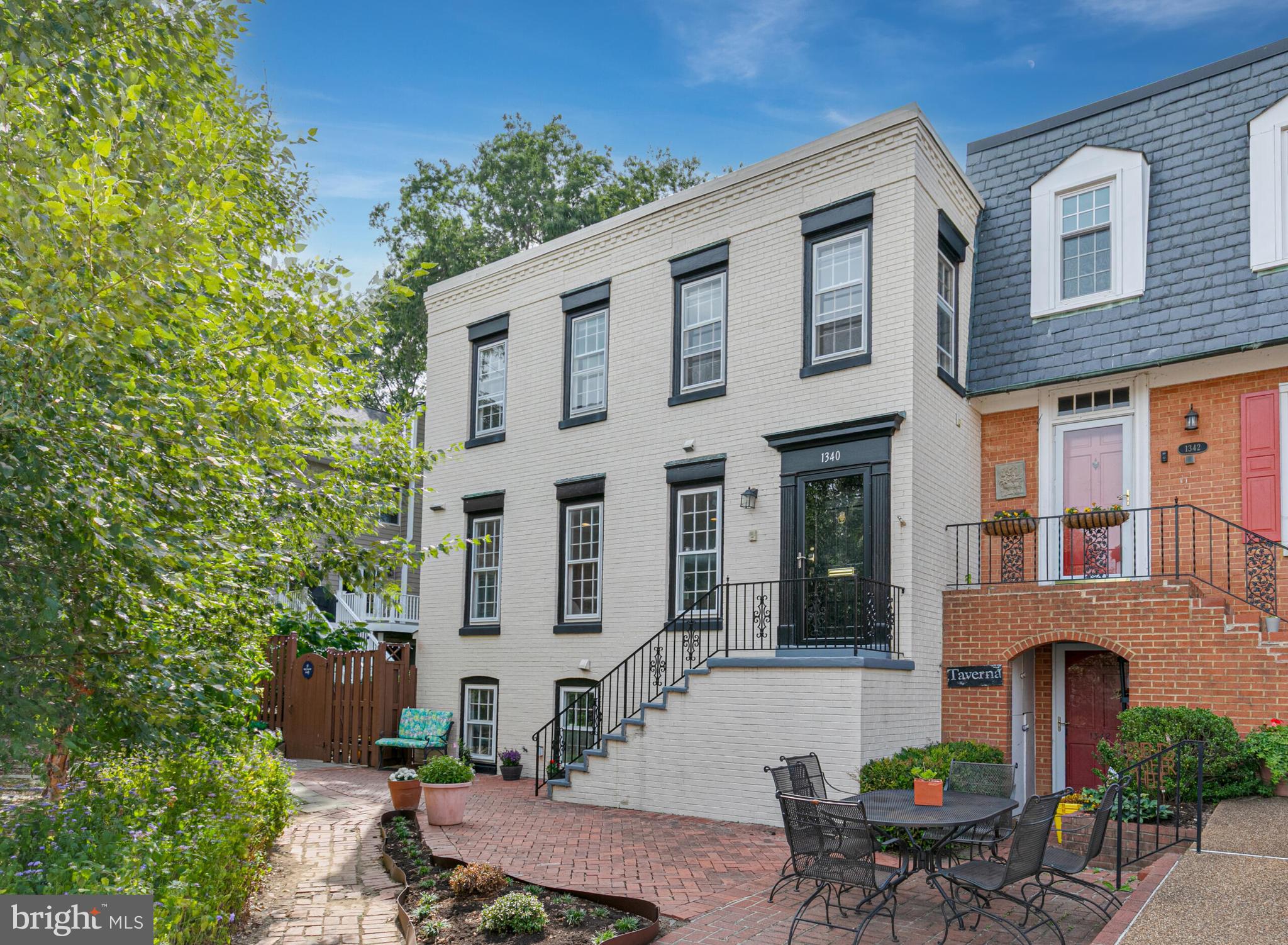 1340 N LYNNBROOK DRIVE