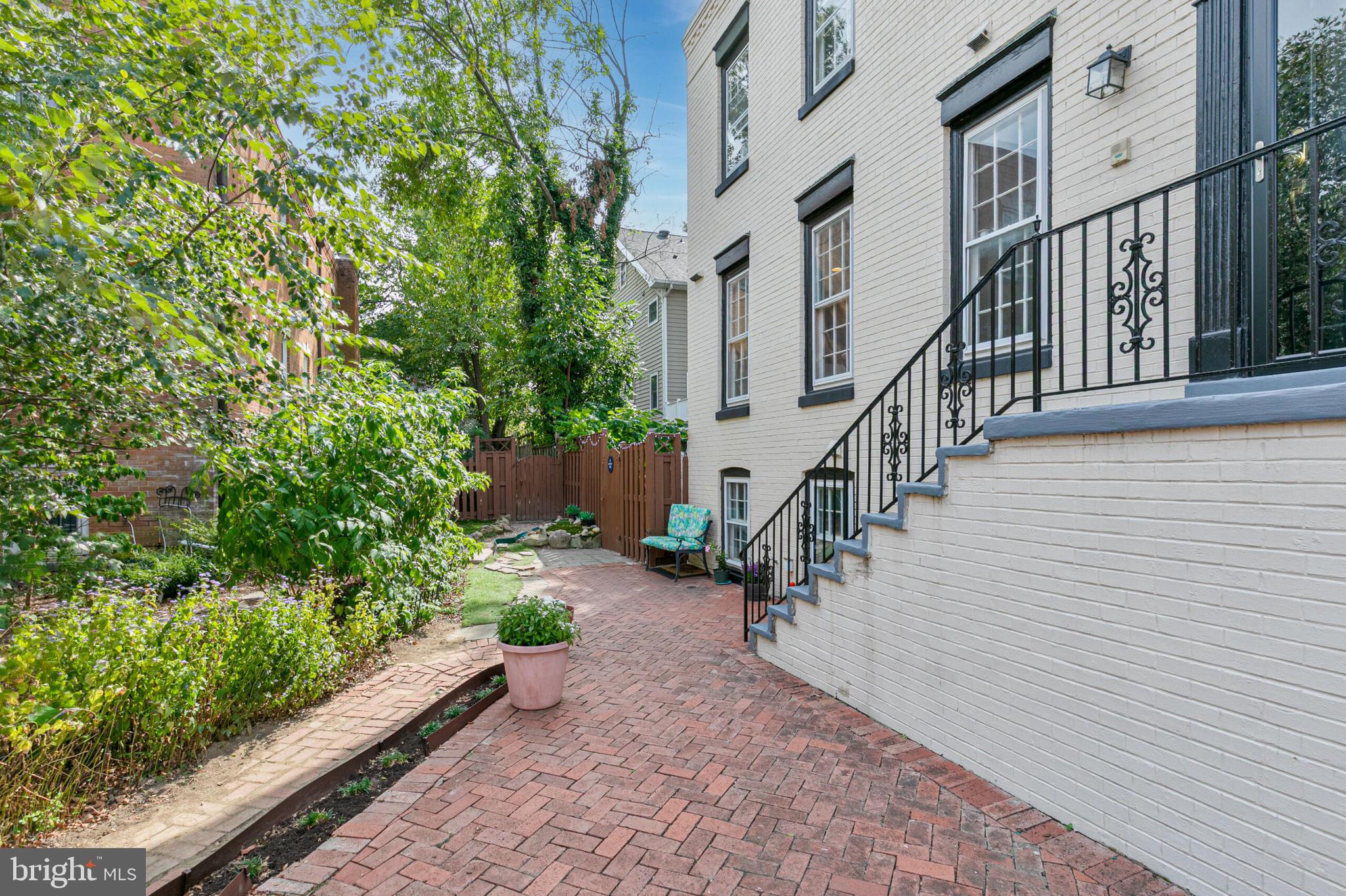 1340 N LYNNBROOK DRIVE